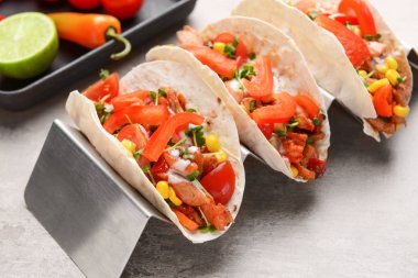 Ahşap arka planda lezzetli tacolar ile stand