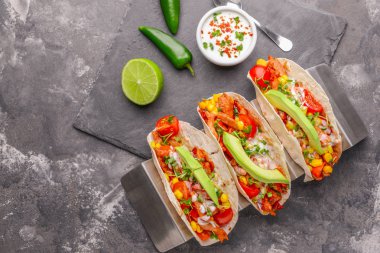 Grunge zemin üzerine lezzetli tacos ile kompozisyon