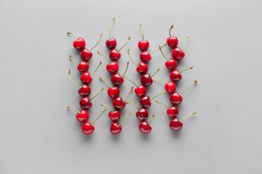 Gri arka planda tatlı olgun kiraz