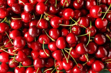 Arka plan olarak birçok tatlı olgun kiraz