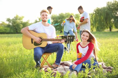 Yaz günü dışarıda piknik olan arkadaşlar