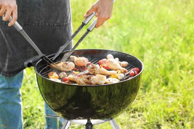 Man barbekü ızgara açık havada lezzetli yemek pişirme