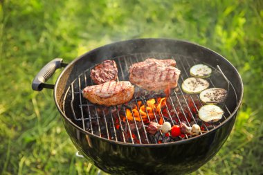 Barbekü ızgara açık havada lezzetli yemek pişirme