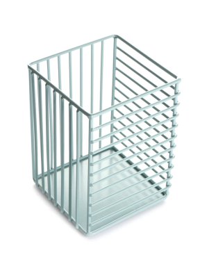 Beyaz arka plan üzerinde metal sepet