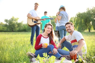 Yaz günü dışarıda piknik olan arkadaşlar