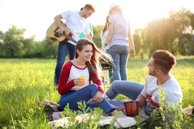 Yaz günü dışarıda piknik olan arkadaşlar