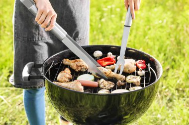 Bayan barbekü ızgara açık havada lezzetli yemek pişirme