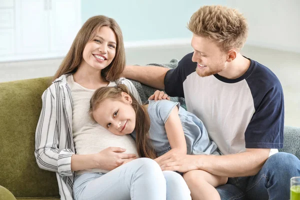 Schöne schwangere Frau mit ihrer Familie zu Hause — Stockfoto