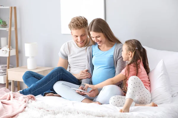 Yatak odasında ailesi ile güzel hamile kadın — Stok fotoğraf