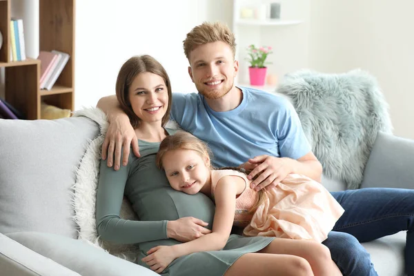 Mulher grávida bonita com sua família em casa — Fotografia de Stock