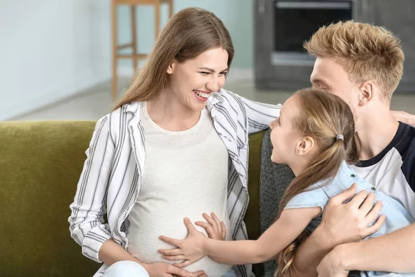 Vacker gravid kvinna med sin familj hemma — Stockfoto