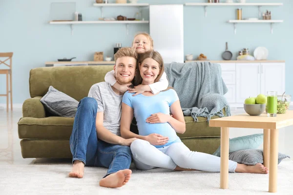 Mulher grávida bonita com sua família em casa — Fotografia de Stock