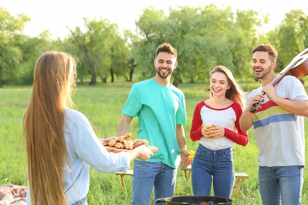 Amigos en la fiesta barbacoa al aire libre —  Fotos de Stock