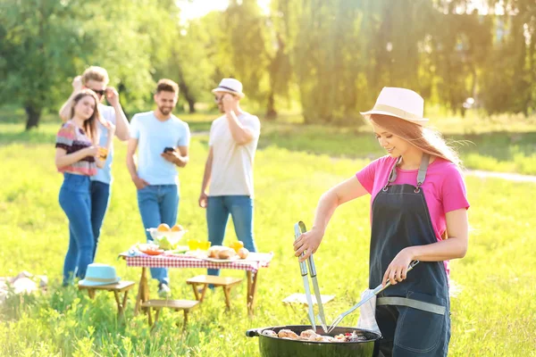 Mujer cocina sabrosa comida en barbacoa parrilla en la fiesta al aire libre —  Fotos de Stock