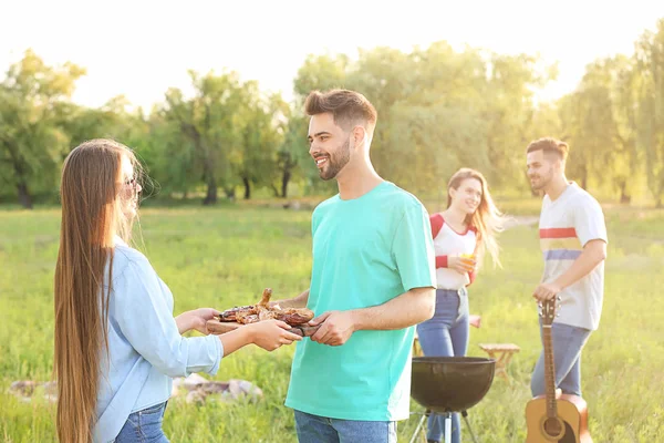 Amigos en la fiesta barbacoa al aire libre —  Fotos de Stock