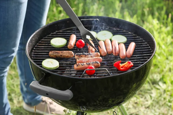Barbekü ızgara açık havada lezzetli yemek pişirme — Stok fotoğraf