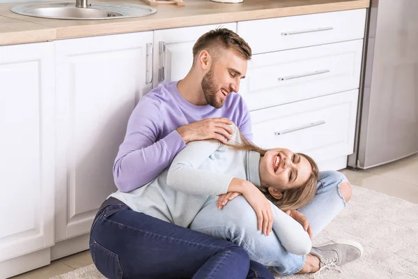 Portrait of happy young couple in kitchen — Stock Photo, Image