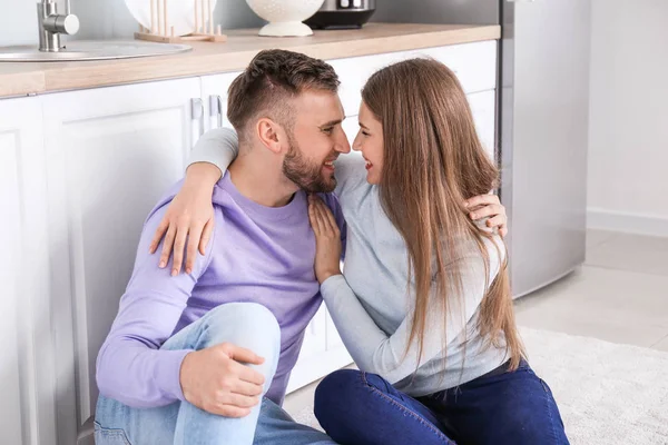 Retrato de jovem casal feliz na cozinha — Fotografia de Stock