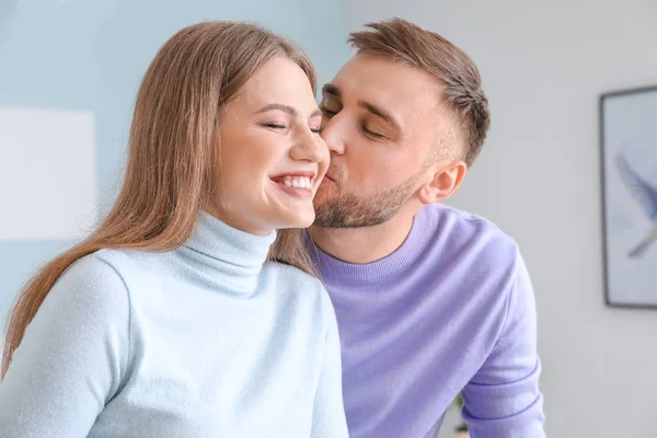 Porträt eines glücklichen jungen Paares zu Hause — Stockfoto