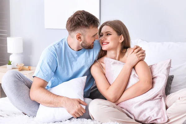 Retrato de pareja joven y feliz en el dormitorio — Foto de Stock