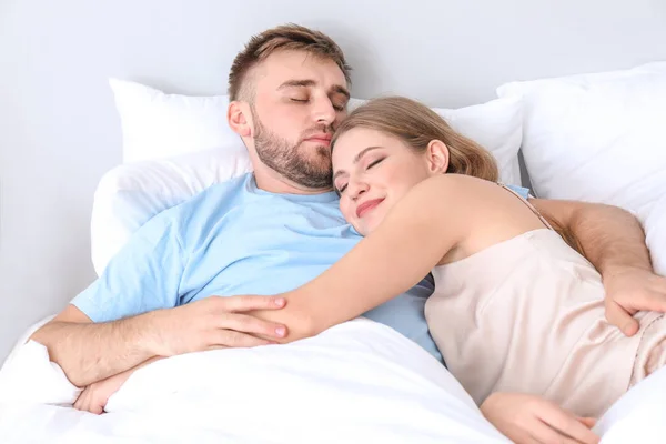 Портрет счастливой молодой пары, отдыхающей в спальне — стоковое фото