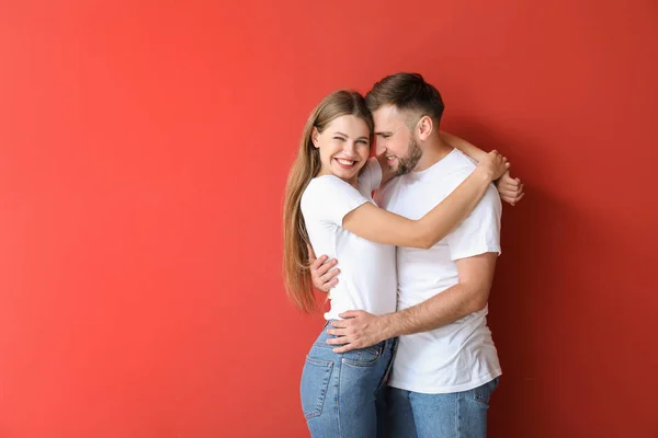 Porträt eines glücklichen jungen Paares auf farbigem Hintergrund — Stockfoto