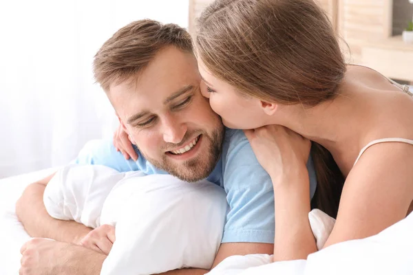 Портрет счастливой молодой пары в спальне — стоковое фото