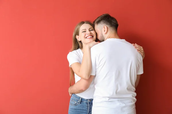 Portrét šťastného mladého páru z barevného pozadí — Stock fotografie