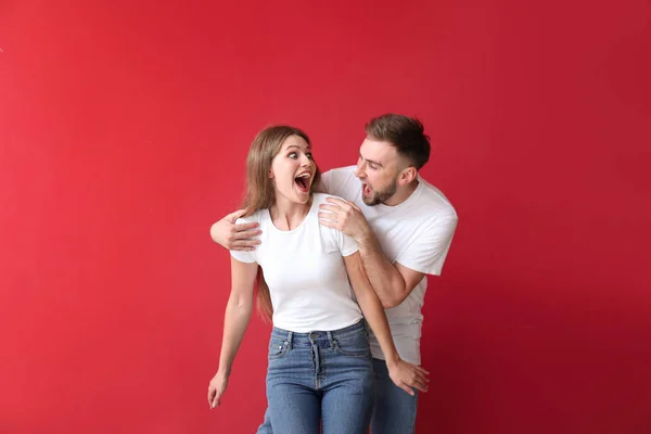 Porträtt av Happy Young par på färg bakgrund — Stockfoto