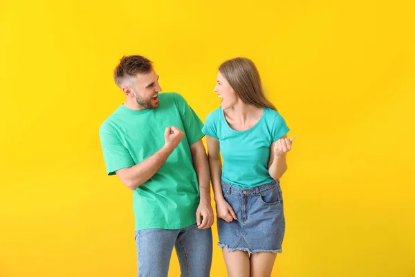 Портрет счастливой молодой пары на цветном фоне — стоковое фото