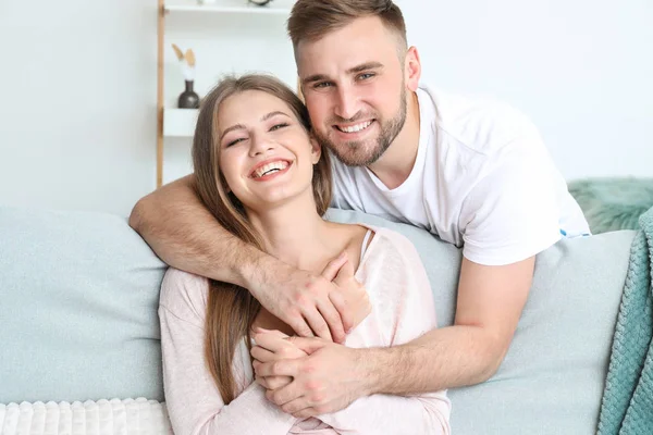 Портрет счастливой молодой пары дома — стоковое фото