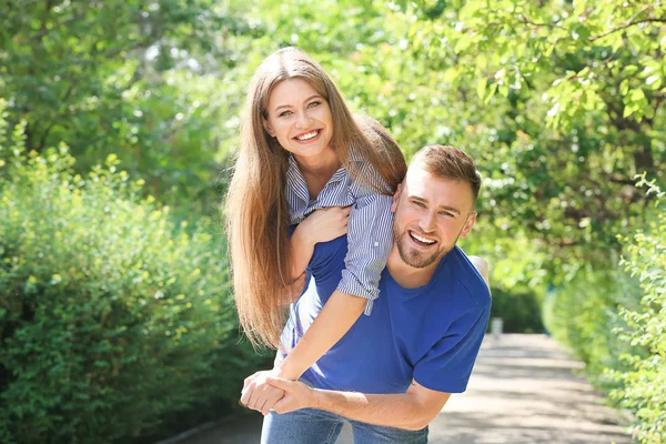 Feliz pareja joven en el parque en el día de verano —  Fotos de Stock