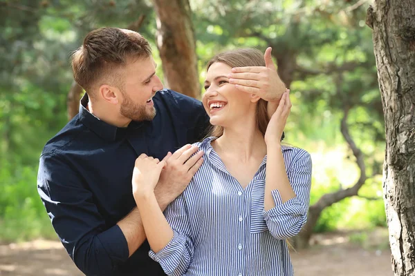 Feliz pareja joven en el parque en el día de verano — Foto de Stock