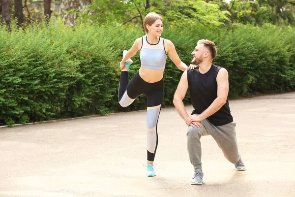 Sporty young couple training in park — Stock Photo, Image
