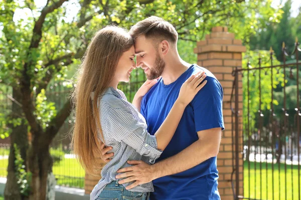 Feliz pareja joven en el parque en el día de verano — Foto de Stock