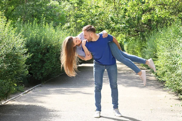 Feliz pareja joven en el parque en el día de verano —  Fotos de Stock