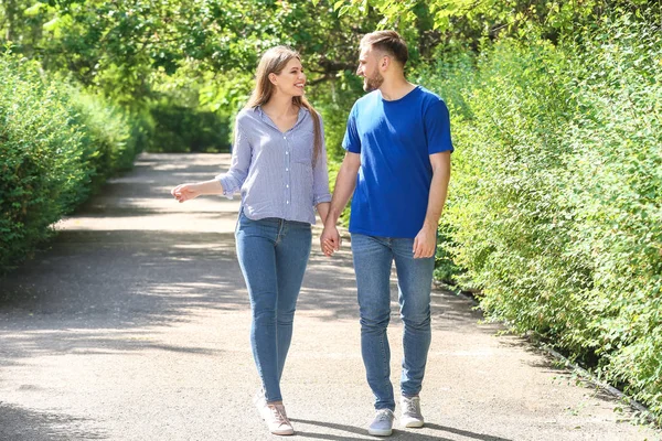 Gelukkig jong stel in Park op zomerdag — Stockfoto