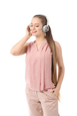 Güzel genç bayan beyaz arka planda müzik dinliyor.