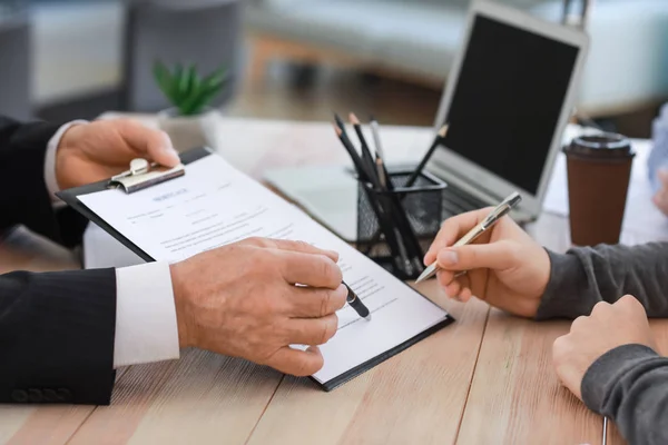 Mann unterschreibt Dokumente beim Notar — Stockfoto