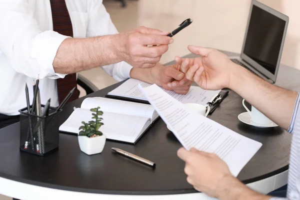Man meeting with notary public in office — Stock Photo, Image