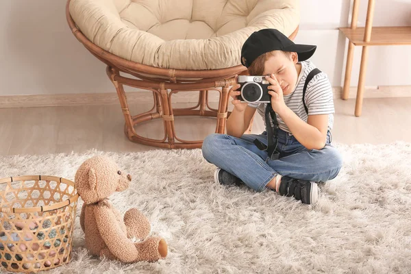 Petit photographe mignon avec appareil photo professionnel à la maison — Photo