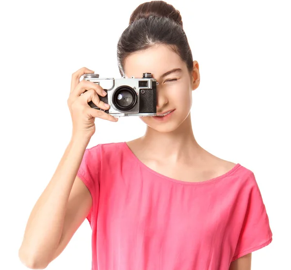 Fiatal lány fotókamera fehér alapon — Stock Fotó