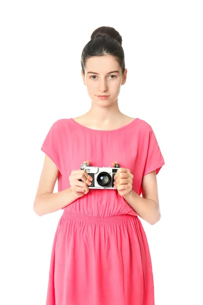 Mladá dívka s fotografickou kamerou na bílém pozadí — Stock fotografie