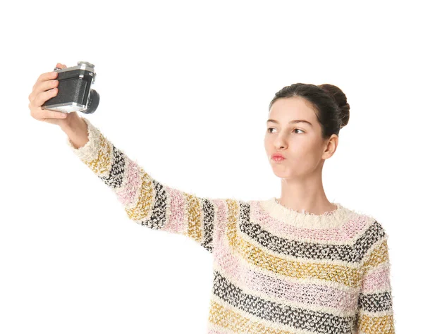Jong meisje met fotocamera het nemen van selfie op witte achtergrond — Stockfoto
