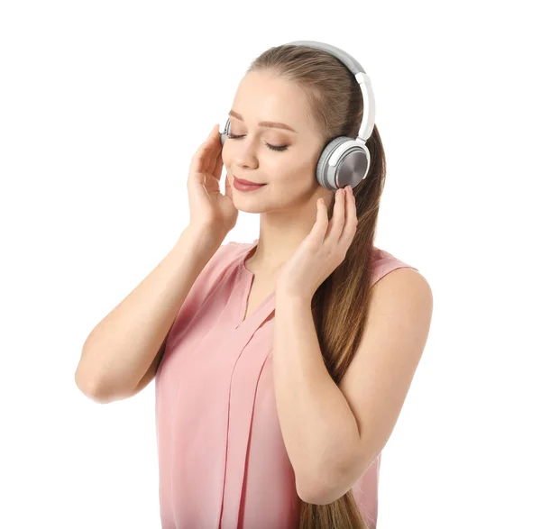 Mooie jonge vrouw luisteren naar muziek op witte achtergrond — Stockfoto