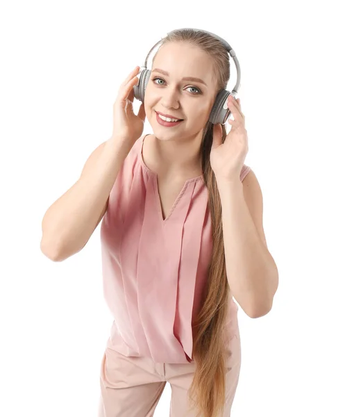 Mulher bonita ouvindo música no fundo branco — Fotografia de Stock