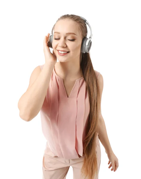 Mulher bonita ouvindo música no fundo branco — Fotografia de Stock