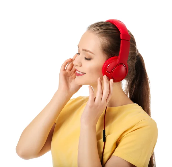 Belle jeune femme écoutant de la musique sur fond blanc — Photo