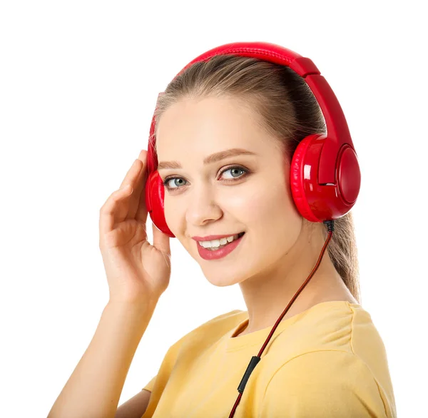 Красивая молодая женщина слушает музыку на белом фоне — стоковое фото