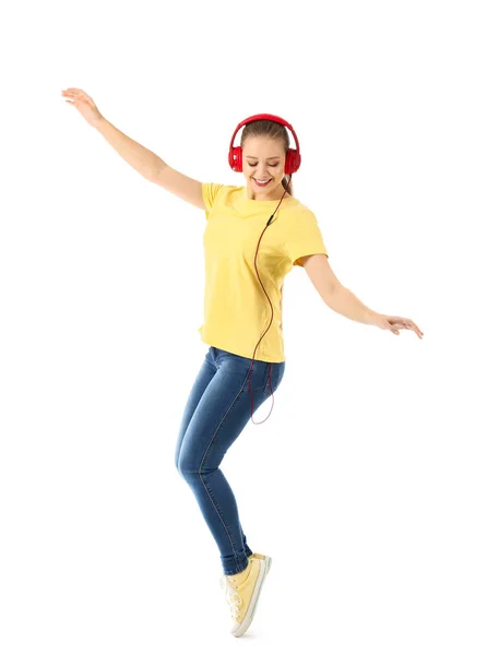 Όμορφη νεαρή γυναίκα ακούγοντας μουσική και χορεύοντας με το λευκό φόντο — Φωτογραφία Αρχείου